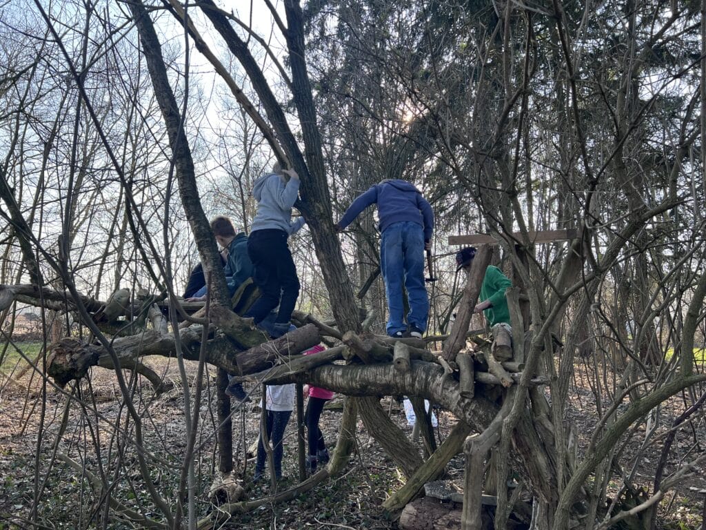 Kinder spielen im Wald