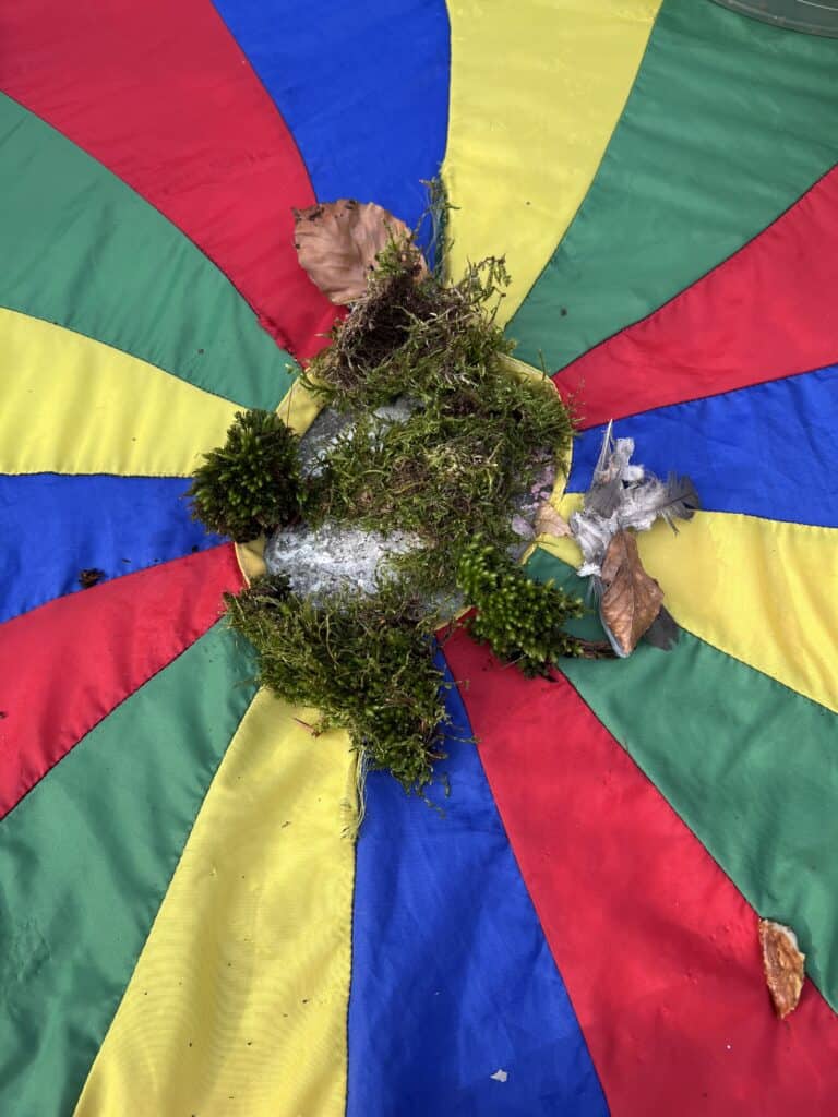 Bewegung mit buntem Tuch