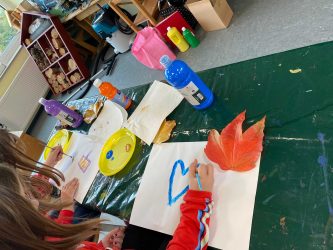 GKA_Farbenmalen Kinder malen Bilder mit Farben